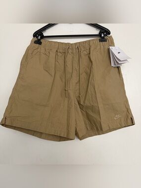 Men’s Nike Club Flow Above Knee Length Shorts Parachute Beige Size Medium